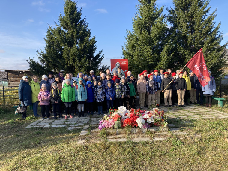 Акция возложения цветов к Памятнику воинам, погибшим в Великой Отечественной войне.